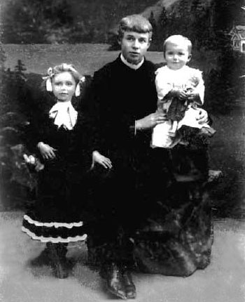 С.А.Есенин с сестрами Екатериной и Александрой.